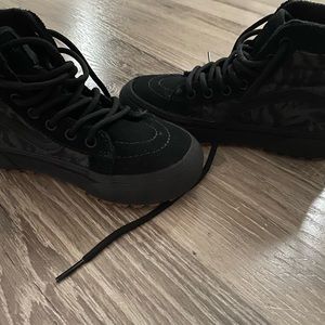 brand new boots, wore once, great condition are great for rain, snow or sleet.